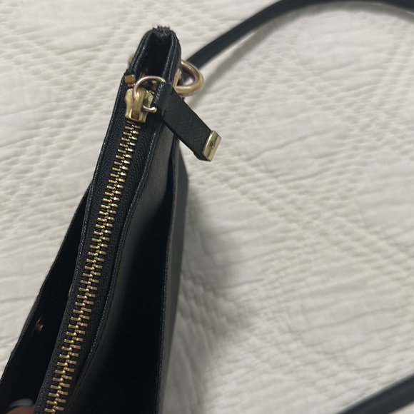 Calvin Klein Saffiano envelope crossbody bag in black - Picture 4 of 8